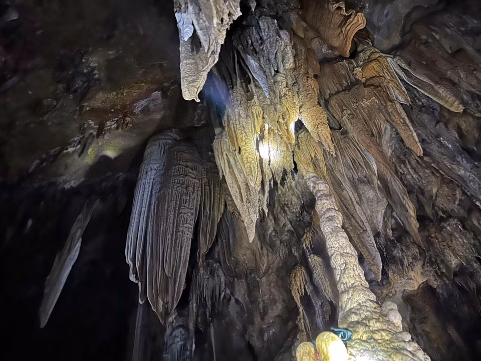 Đây là hang động kín nhưng không khí lại thoáng đãng, nhiệt độ trong hang ấm vào mùa Đông và mát vào mùa Hè. Do đó, du khách có thể trải nghiệm và khám phá hang động vào bất cứ mùa nào trong năm. (Ảnh: Mai Mai/Vietnam+)