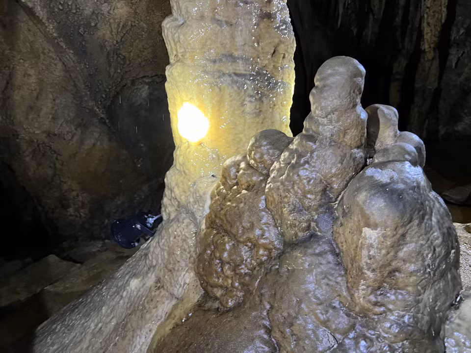 Nhũ đá tựa hình dáng tượng Phật di lặc. (Ảnh: Mai Mai/Vietnam+)