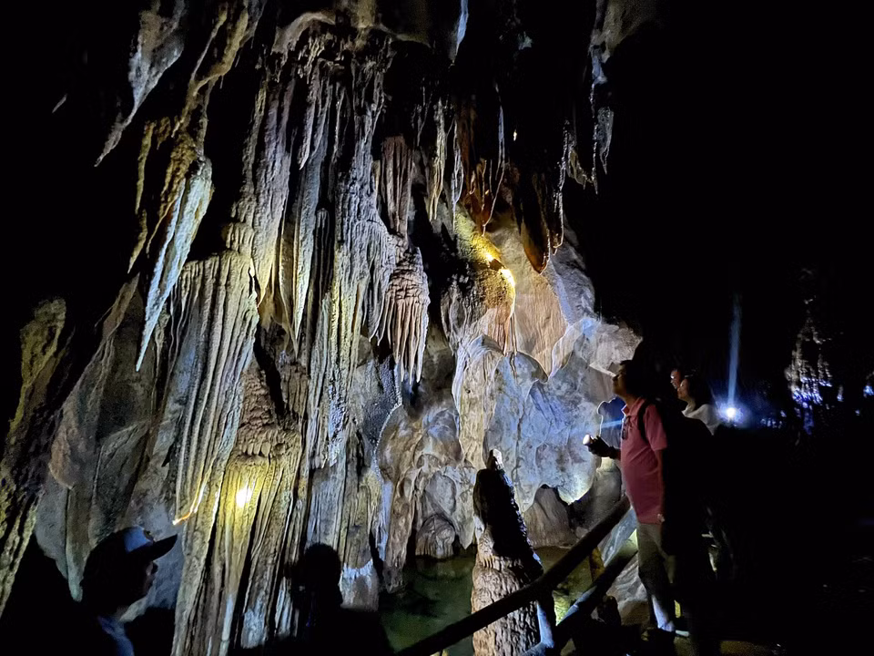 Những người dân bản địa cho hay, cửa hang và vòm hang đã được người địa phương biết từ lâu. Song, do bên trong rất tối nên thời gian đầu chưa ai dám đi sâu vào khám phá. Sau này, một tốp người đi làm nương do khát nước đã liều lĩnh rủ nhau soi đèn vào hang tìm nguồn nước và phát hiện một hồ nước rất lớn phía trong. (Ảnh: Mai Mai/Vietnam+)