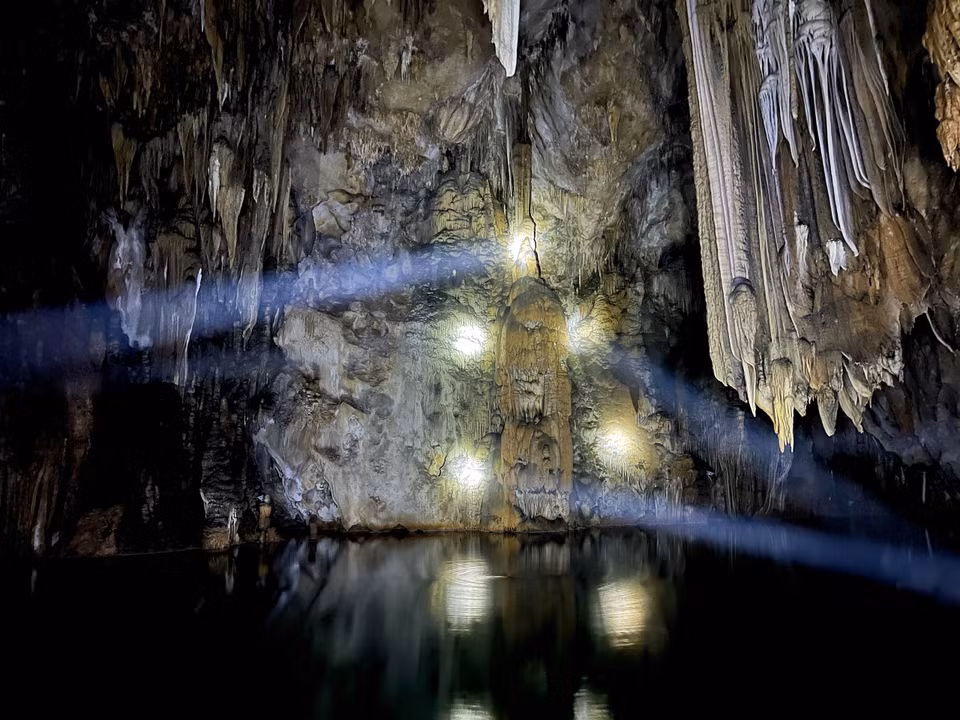 Tại ngăn giữa, ngoài vô số cây măng đá lô nhô, rừng thạch nhũ buông xuống từ vách hang, còn ẩn hiện tượng Phật uy nghiêm. (Ảnh: Mai Mai/Vietnam+)