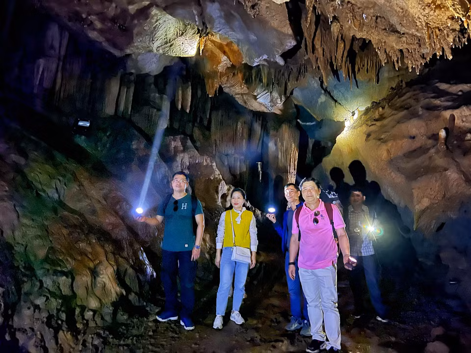 Hang động Nam Sơn đặc biệt hiếm có và bí ẩn nhờ sở hữu cả hai dạng địa hình là hang khô và động nước, là điểm đến được du khách ưa khám phá, trải nghiệm tìm đến. (Ảnh: Mai Mai/Vietnam+)