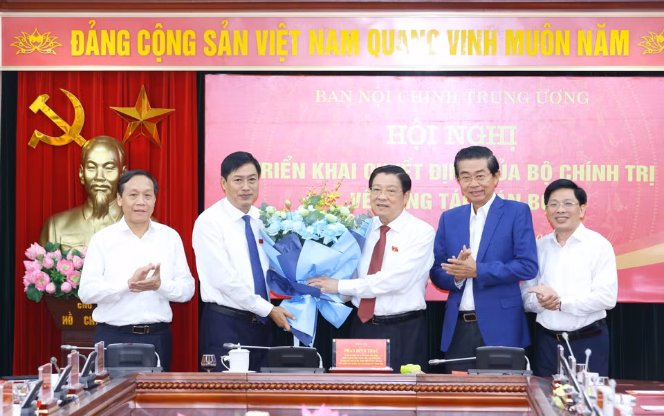 Lãnh đạo Ban Nội chính Trung ương chúc mừng ông Nguyễn Hữu Đông. (Ảnh: Phương Hoa/TTXVN)