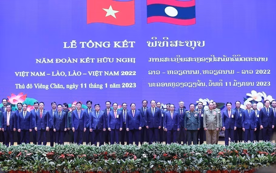 Thủ tướng Phạm Minh Chính và Thủ tướng Lào Sonexay Siphandone dự Lễ tổng kết Năm Đoàn kết Hữu nghị Việt Nam–Lào, Lào–Việt Nam 2022. (Ảnh: Dương Giang/TTXVN)