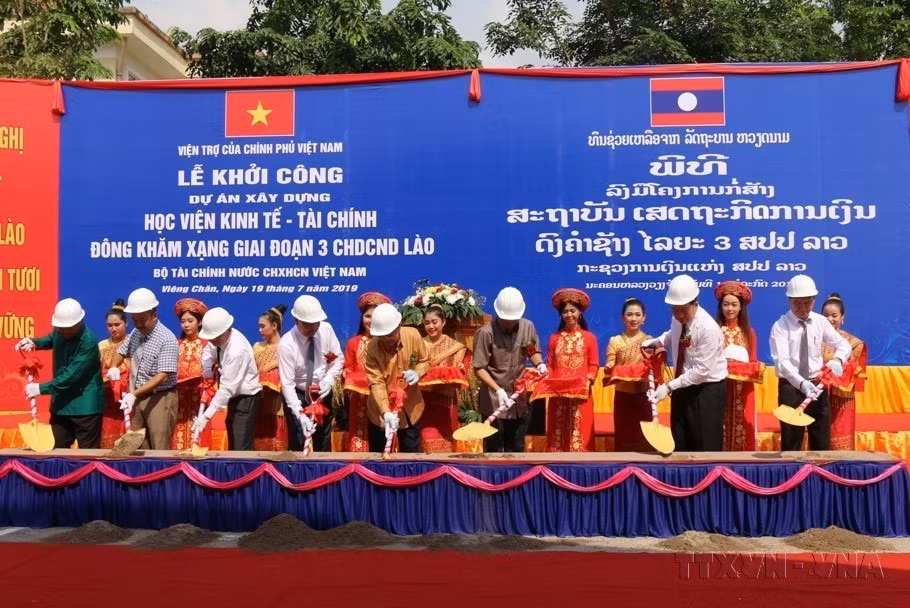 Lễ khởi công Dự án xây dựng Học viện Kinh tế–Tài chính Dongkhamxang (giai đoạn 3), được thực hiện từ nguồn vốn viện trợ không hoàn lại của Chính phủ Việt Nam và vốn đối ứng của Chính phủ Lào (2019). (Ảnh: Xuân Tú/TTXVN)