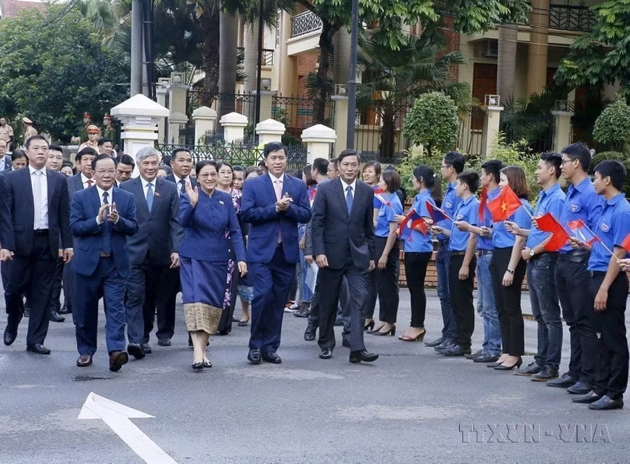 Cán bộ, nhân dân và lực lượng vũ trang tỉnh Sơn La đón Chủ tịch Quốc hội Lào Pany Yathotou đến thăm và làm việc với tỉnh Sơn La, chiều 4/7/2017. (Ảnh: Văn Điệp/TTXVN)