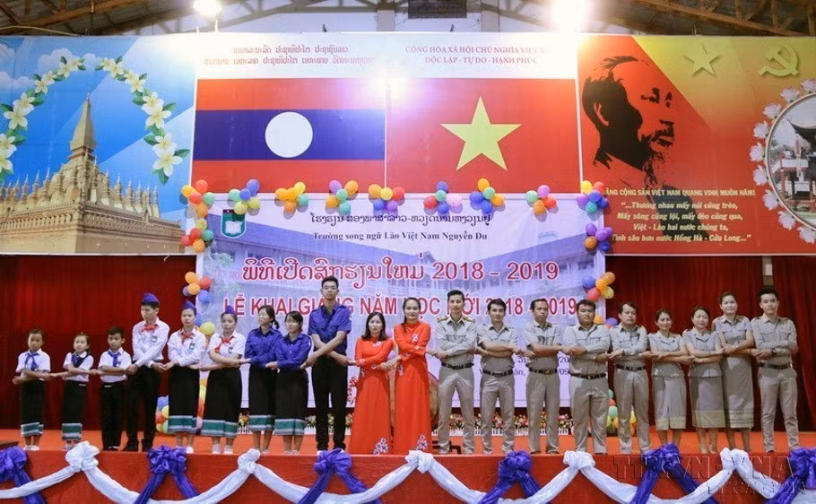 Thầy trò trường Song ngữ Lào–Việt Nguyễn Du nắm tay nhau cam kết dạy tốt, học tốt trong năm học mới 2018-2019. (Ảnh: Phạm Kiên/TTXVN)