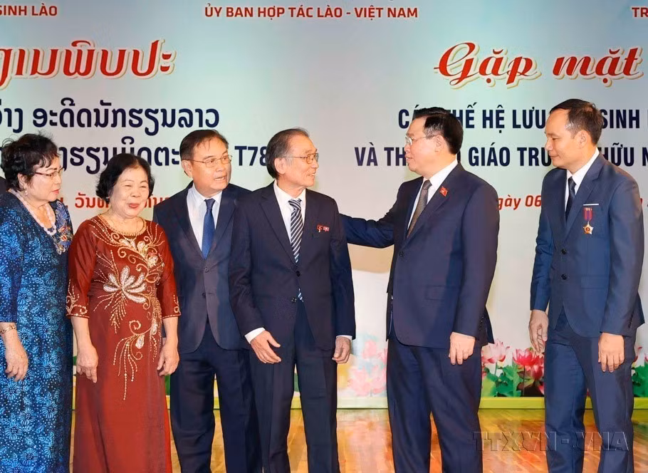 Chủ tịch Quốc hội Vương Đình Huệ cùng Chủ tịch Quốc hội Lào Saysomphone Phomvihane gặp mặt thân mật các thế hệ lưu học sinh và cán bộ, giáo viên Trường Hữu nghị T78 (Vientiane, 6/12/2023). (Ảnh: Doãn Tấn/TTXVN)