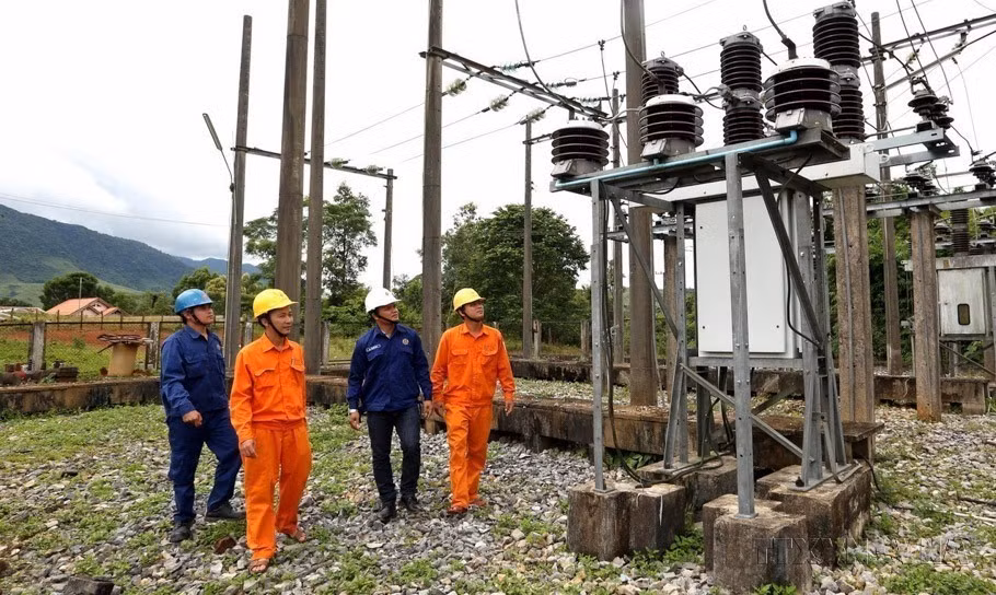 Công nhân điện lực 2 nước Việt Nam - Lào tại Trạm biến áp trung gian Sa Moi (Lào). (Ảnh: Ngọc Hà/TTXVN)