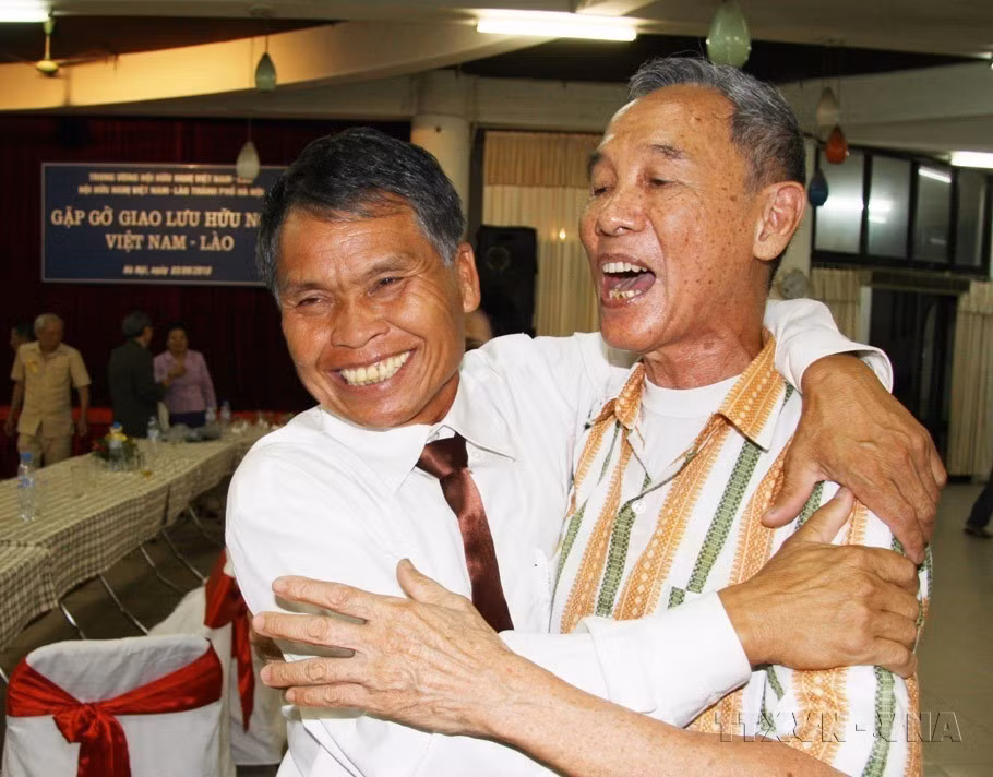 Niềm vui của các cựu chuyên gia quân tình nguyện Việt Nam tại Lào trong buổi Gặp gỡ, giao lưu hữu nghị Việt Nam-Lào (2010). (Ảnh : Doãn Tấn/TTXVN)