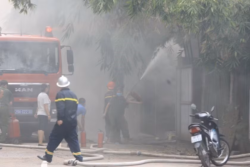 Lực lượng chữa cháy phun nước dập lửa. (Ảnh: Nhật Anh/TTXVN)