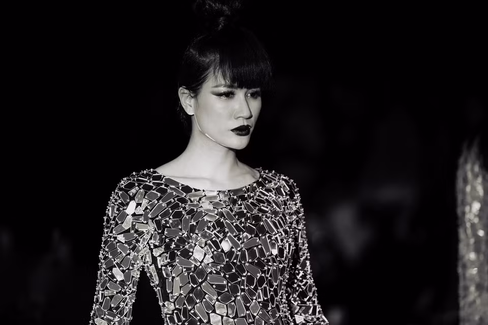 Đối với Minh Châu, người Mẹ vừa là những câu chuyện tuổi thơ đầy mơ mộng, vừa là tấm gương để noi theo. Tiếng gọi 'Mẹ' thường đi cùng niềm xúc động, nên những tà áo dài trong bộ sưu tập giống như lời nói thay Minh Châu và những ai đang còn Mẹ rằng: ‘Con yêu Mẹ.’ Đó là thông điệp ý nghĩa mà nhà thiết kế Minh Châu mang đến sàn diễn lần này. (Ảnh: CTV)