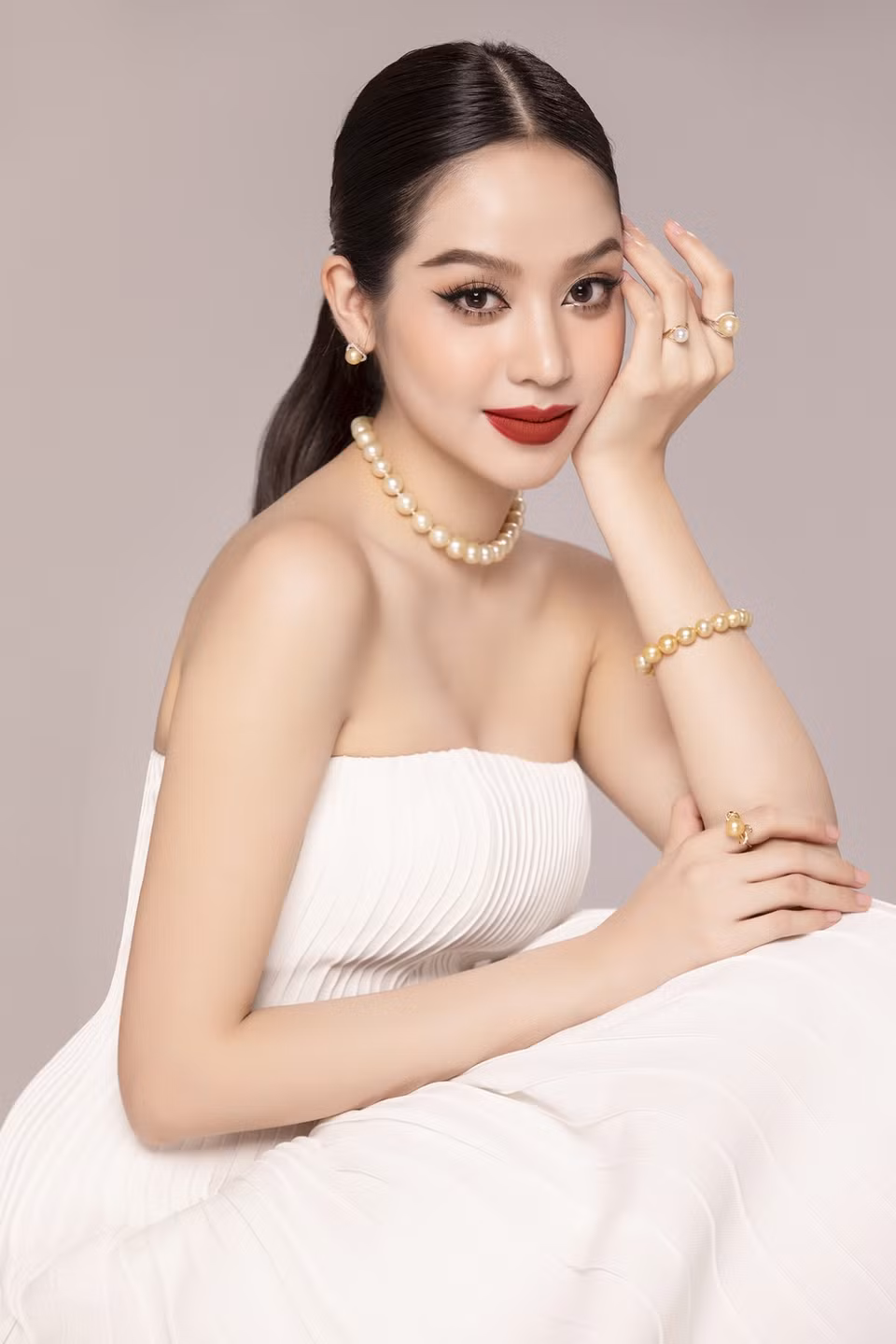 Nàng hậu thường ưa thích những trang phục gợi cảm, có đường cắt xẻ táo bạo để khoe sắc vóc hoàn hảo cơ thể. (Ảnh: CTV/Vietnam+)