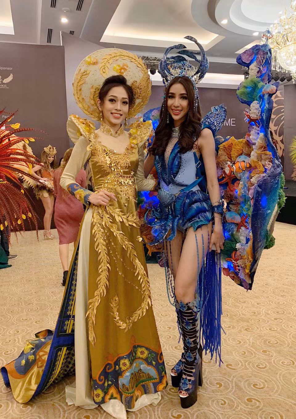 Ở hậu trường đêm thi, Á hậu Phương Nga còn vui vẻ chụp ảnh cùng đại diện các nước khác, thể hiện tinh thần hòa đồng và thân thiện.