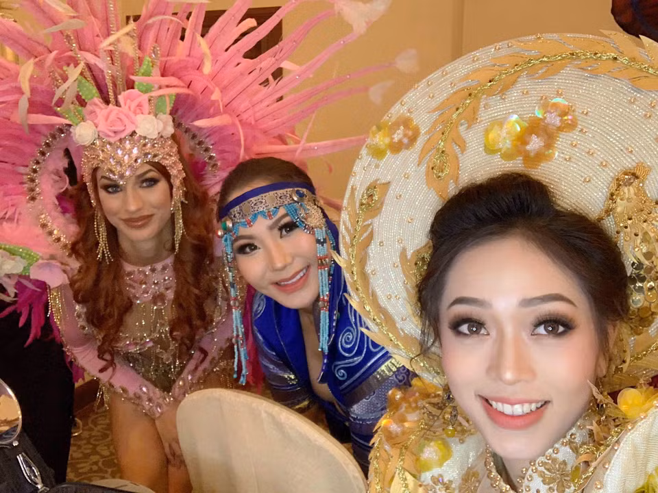 Cuối tuần qua, đại diện Việt Nam, Á hậu Phương Nga đã có màn trình diễn tự tin và ấn tượng trong phần thi Trang phục dân tộc của cuộc thi Miss Grand International 2018, đang diễn ra tại Yangon, Myanmar.