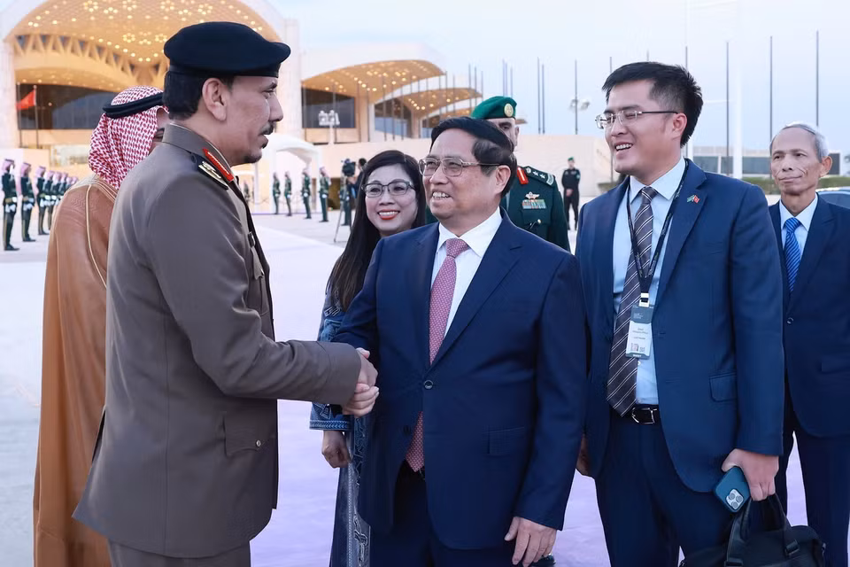 Các quan chức Saudi Arabia tiễn Thủ tướng Phạm Minh Chính tại Sân bay quốc tế King Khalid, thủ đô Riyadh. (Ảnh: Dương Giang/TTXVN)