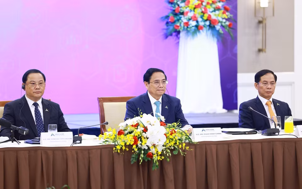 Thủ tướng Phạm Minh Chính và Thủ tướng Lào Sonexay Siphandone tham dự Tọa đàm với doanh nghiệp ASEAN và đối tác. (Ảnh: Dương Giang/TTXVN)