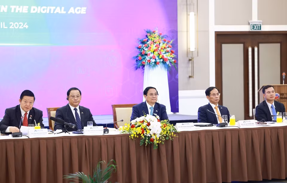Thủ tướng Phạm Minh Chính, Thủ tướng Lào Sonexay Siphandone (thứ hai, từ trái sang) cùng Tổng Thư ký ASEAN Kao Kim Hourn (ngoài cùng, bên trái) tham dự Tọa đàm với doanh nghiệp ASEAN và đối tác. (Ảnh: Dương Giang/TTXVN)
