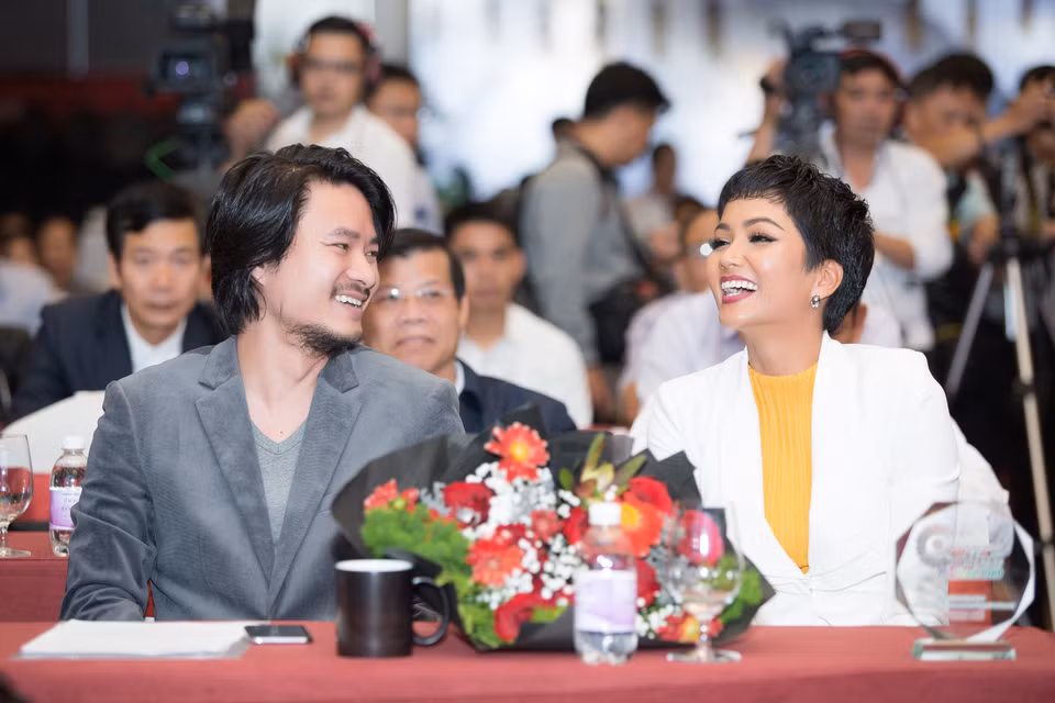 Đạo diễn Hoàng Nhật Nam chia sẻ trong buổi họp báo sự kiện diễn ra chiều qua, ngày 15/1, rằng khi nhận lời mời làm tổng đạo diễn cho Lễ hội càphê năm nay, anh cảm thấy ‘ưng cái bụng, thỏa tấm lòng’ vì thương hiệu của lễ hội đã có từ rất lâu và đã tạo được niềm cảm mến với công chúng. (Ảnh: Viết Quý/Vietnam+)