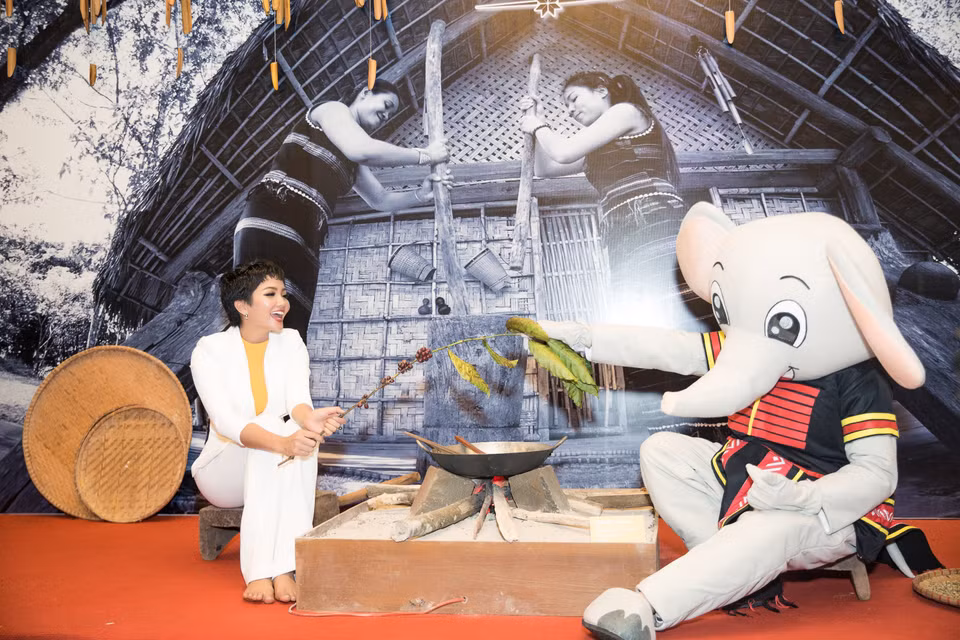 Bởi với vai trò Đại sứ Truyền thông, cô muốn chia sẻ và quảng bá nhiều hơn nữa nét đặc sắc của vùng đất Tây Nguyên, từ đó mở rộng cợ hội đầu tư, giúp người dân nơi đây thêm cơ hội thoát khó khăn. (Ảnh: Viết Quý/Vietnam+)