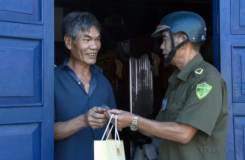 Công an xã Phú Bình, huyện miền núi Tân Phú (Đồng Nai) triển khai mô hình 'Móc khóa an ninh,' mô hình mới, lần đầu tiên được áp dụng mang lại hiệu quả thiết thực và được đông đảo nhân dân ủng hộ. (Ảnh: Lê Xuân/TTXVN)