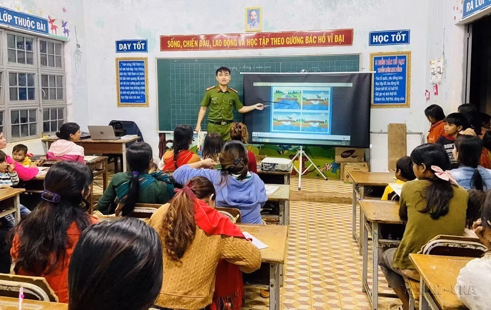 Để giúp đồng bào thiểu số Ba Na nâng cao trình độ văn hóa, Trung úy Lê Tuấn Thành, chiến sỹ công an xã H’Ra (Mang Yang, Gia Lai) mở lớp học tình thương, giúp cho người dân được học chữ và phép tính; được xem các đoạn phim về các chính sách của Nhà nước để hiểu thêm về quyền và nghĩa vụ của công dân. (Ảnh: TTXVN phát)