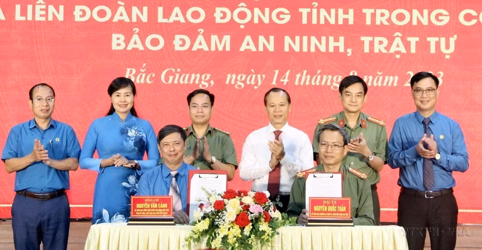Công an tỉnh Bắc Giang và Liên đoàn lao động tỉnh ký kết quy chế phối hợp trong công tác đảm bảo an ninh, trật tự. (Ảnh: Đồng Thúy/TTXVN)