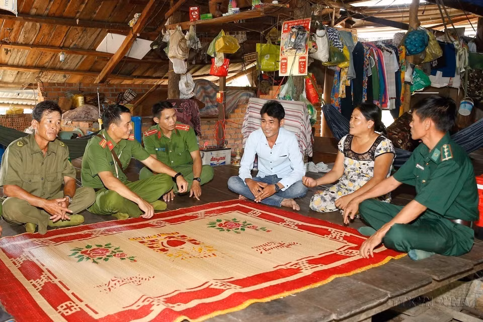Công an chính quy và công an viên của xã Ia Rvê, huyện Ea Súp, tỉnh Đắk Lắk thăm hỏi nhân dân sống ở tuyến biên giới phía Tây Bắc giáp với Vương quốc Campuchia (2020). (Ảnh: Doãn Tấn/TTXVN)
