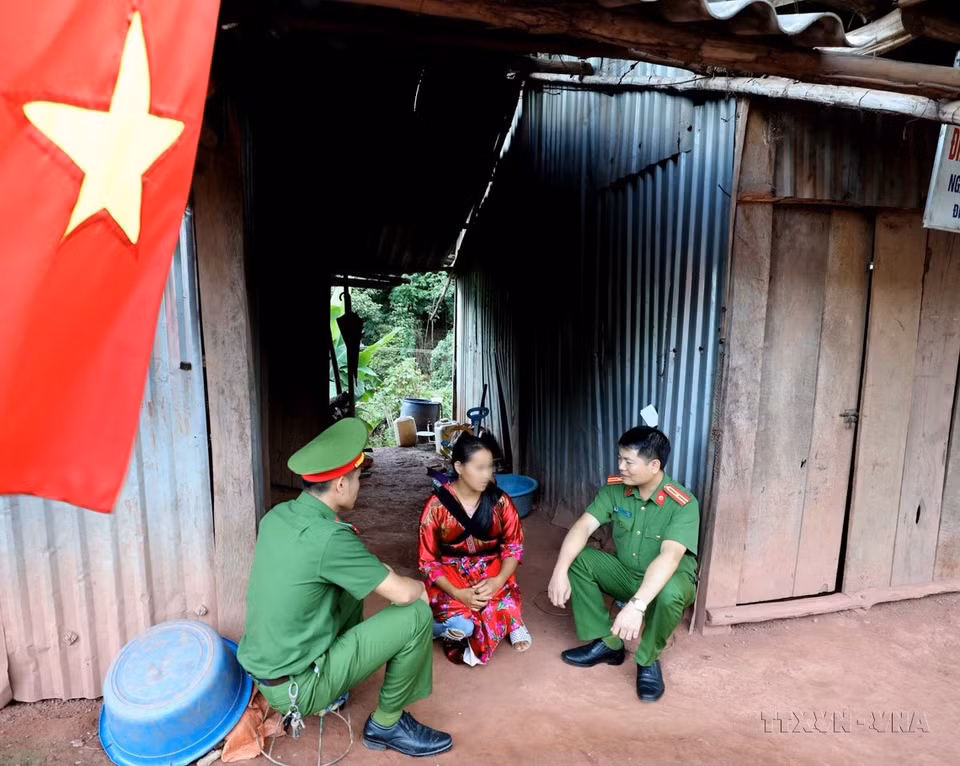 Công an huyện Mường Nhé (Điện Biên) thăm hỏi chị Giàng Thị Xua (nạn nhân mua bán người) ở bản Co Lót. Hình ảnh '4 cùng' của các cán bộ, chiến sỹ công an xã chính quy đã trở nên quen thuộc trong từng nếp nhà của đồng bào, là cầu nối gần nhất, hiệu quả nhất để đưa đường lối của Đảng đến với đồng bào dân tộc, để người dân thêm hiểu và giữ trọn niềm tin với Đảng. (Ảnh: Nhật Anh/TTXVN)