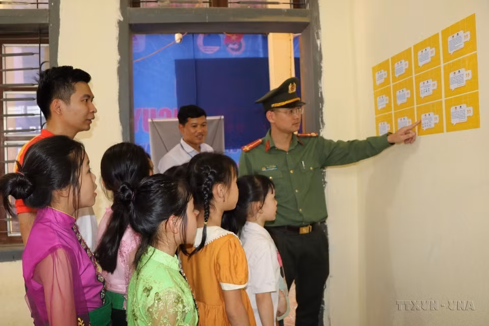 Công an tỉnh Sơn La tuyên truyền pháp luật về ma túy và phòng chống buôn bán người cho học sinh thông qua infographic (2023). (Ảnh: Hữu Quyết/TTXVN)