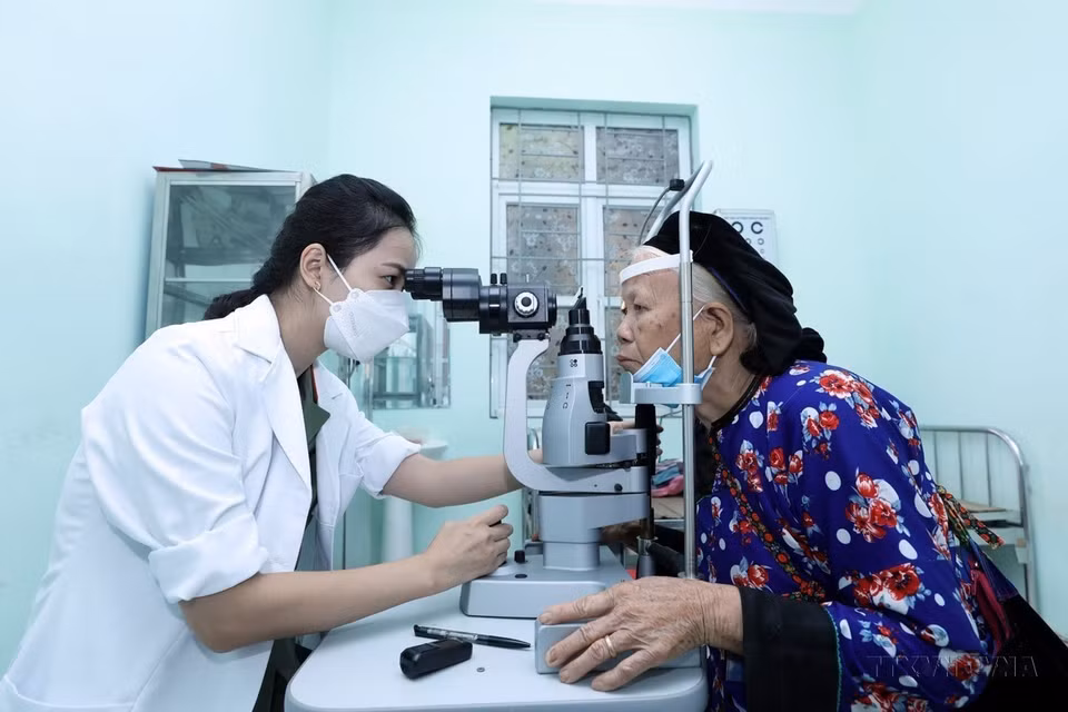 Các y, bác sỹ Bệnh viện 19-8 (Bộ Công an) khám bệnh, sàng lọc miễn phí các bệnh lý về mắt cho 300 người dân trên địa bàn xã Hòa Sơn, huyện Hữu Lũng (tỉnh Lạng Sơn) và các địa bàn giáp ranh. (Ảnh: Anh Tuấn/TTXVN)