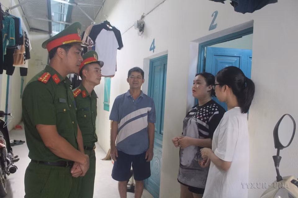 Công an phường Quảng Thành (thành phố Thanh Hóa) trao đổi, hướng dẫn các chủ nhà trọ hoạt động kinh doanh đúng pháp luật và ngăn ngừa tốt tội phạm. (Ảnh: Hoa Mai/TTXVN)