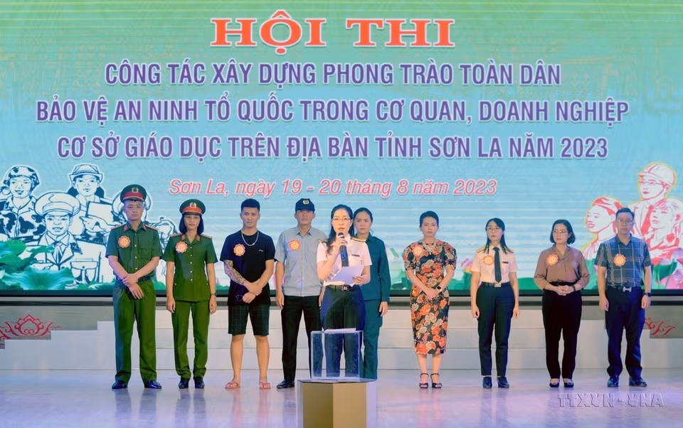 Đội Chi cục Thuế khu vực huyện Mường La (thành phố Sơn La) trả lời câu hỏi của Ban Giám khảo tại Hội thi công tác xây dựng phong trào 'Toàn dân bảo vệ an ninh Tổ quốc' trong cơ quan, doanh nghiệp, cơ sở giáo dục trên địa bàn tỉnh (2023). (Ảnh: Quang Quyết/TTXVN)