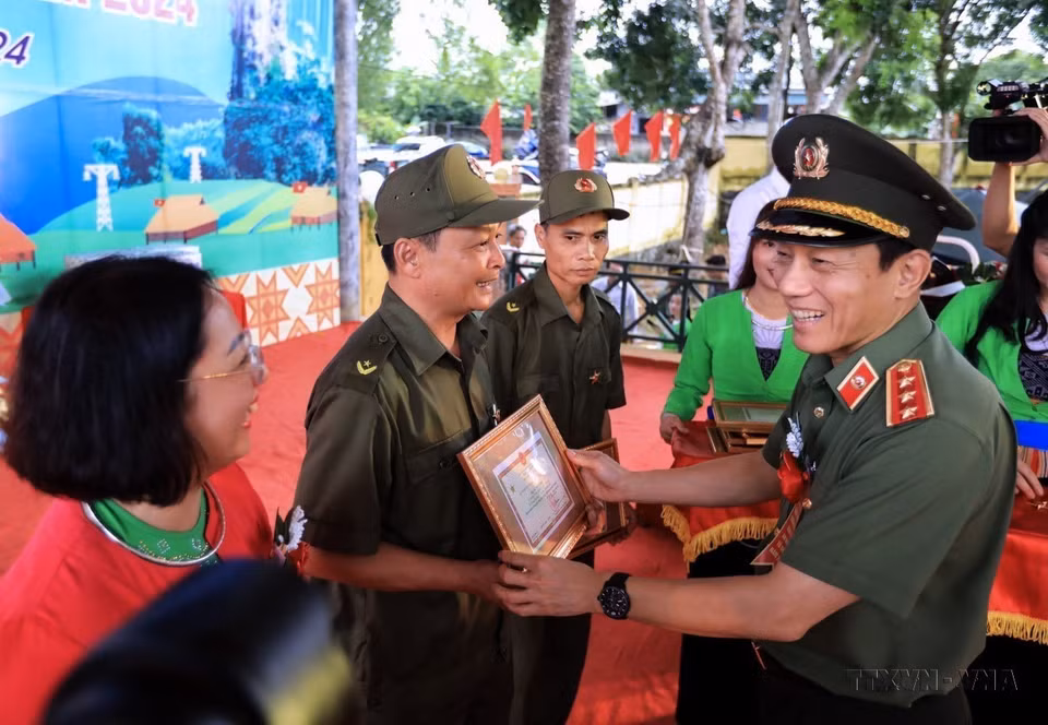 Bộ trưởng Bộ Công an Lương Tam Quang trao Kỷ niệm chương cho các cá nhân có thành tích trong phong trào toàn dân bảo vệ an ninh Tổ quốc năm 2024 tại xã Phong Phú, huyện Tân Lạc, tỉnh Hòa Bình. (Ảnh: Trọng Đạt/TTXVN)