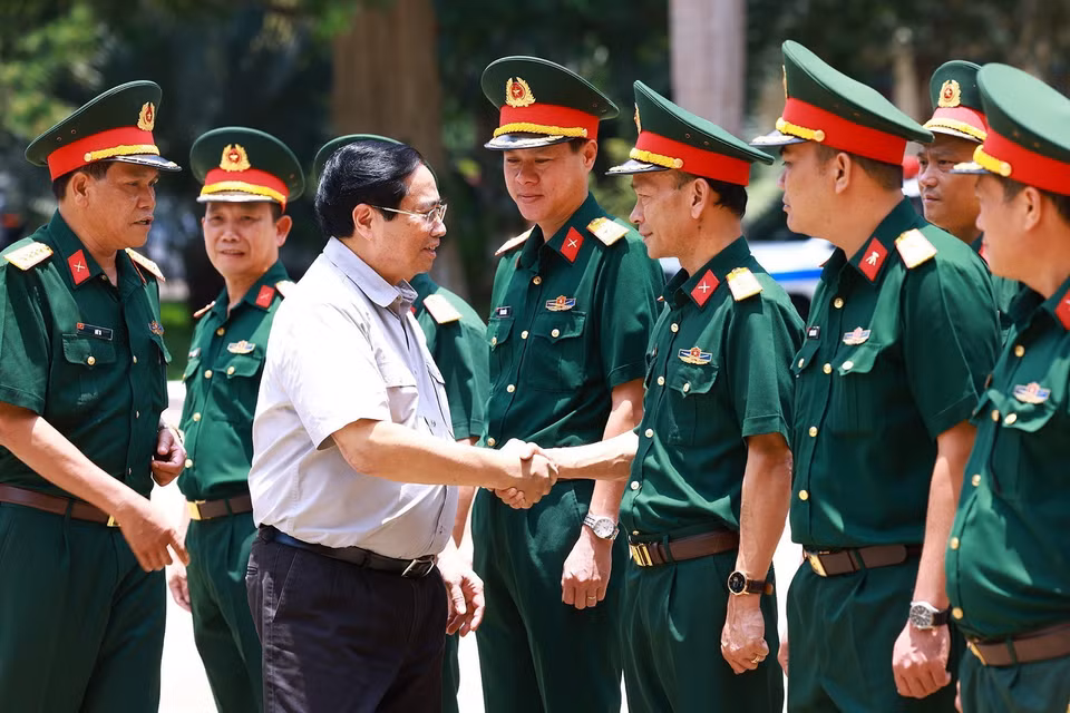 Thủ tướng Phạm Minh Chính đến thăm cán bộ, chiến sỹ Bộ Chỉ huy Quân sự tỉnh Đắk Lắk. (Ảnh: Dương Giang/TTXVN)