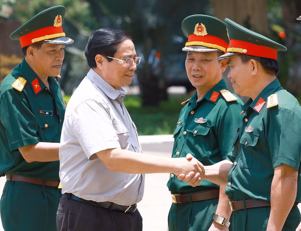 Thủ tướng Phạm Minh Chính đến thăm cán bộ, chiến sỹ Bộ Chỉ huy Quân sự tỉnh Đắk Lắk. (Ảnh: Dương Giang/TTXVN)