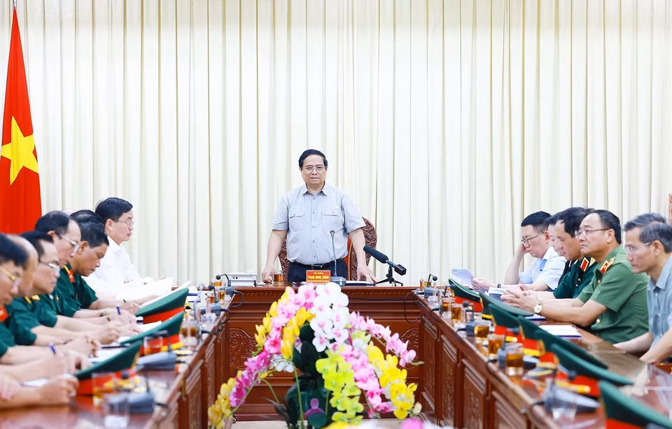 Thủ tướng Phạm Minh Chính động viên giao nhiệm vụ cho cán bộ, chiến sỹ Bộ Chỉ huy Quân sự tỉnh Đắk Lắk. (Ảnh: Dương Giang/TTXVN)