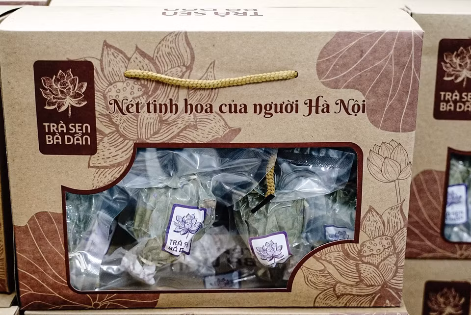 Hiện nay, những gói trà sen Tây Hồ mang thương hiệu 'Trà sen bà Dần' đã trở nên nổi tiếng trong giới thưởng trà. (Ảnh: Khánh Hòa/TTXVN)