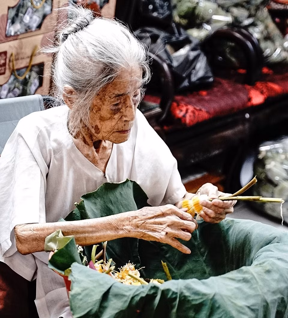 Được mệnh danh là 'thiên cổ đệ nhất trà,' trà sen Tây Hồ - một đặc sản trong ẩm thực Hà Nội được ướp bởi hoa sen Bách Diệp hồ Tây, từ lâu trở nên đặc biệt và được xếp vào hàng quý hiếm bởi đây là một loại trà được làm hết sức cầu kỳ, tinh tế từ khâu chọn nguyên liệu cho tới sản xuất. (Ảnh: Khánh Hòa/TTXVN)