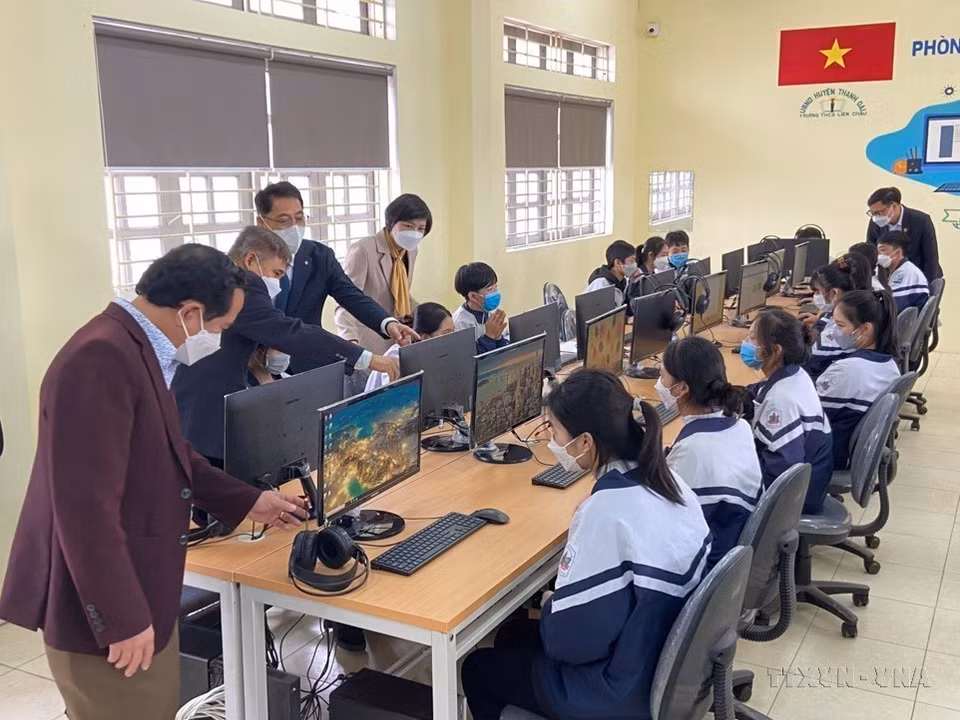 Liên hiệp các tổ chức hữu nghị thành phố Hà Nội phối hợp với Tổ chức Global Civic Sharing (GCS) Hàn Quốc tại Việt Nam trao tặng 1 phòng học máy tính hiện đại cho Trường Trung học Cơ sở Liên Châu (Thanh Oai, Hà Nội). (Ảnh: TTXVN phát)