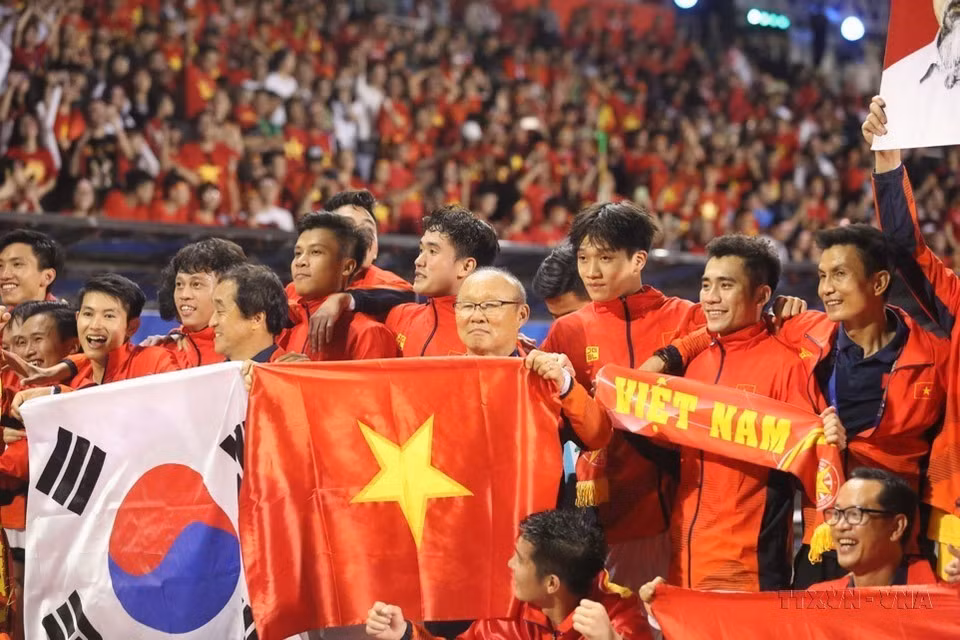 Huấn luyện viên Hàn Quốc Park Hang Seo cùng Đội U22 Việt Nam ăn mừng huy chương Vàng SEA Games lịch sử tại SEA Games 30 (Philippines, 10/12/2019). (Ảnh: Hoàng Linh/TTXVN)