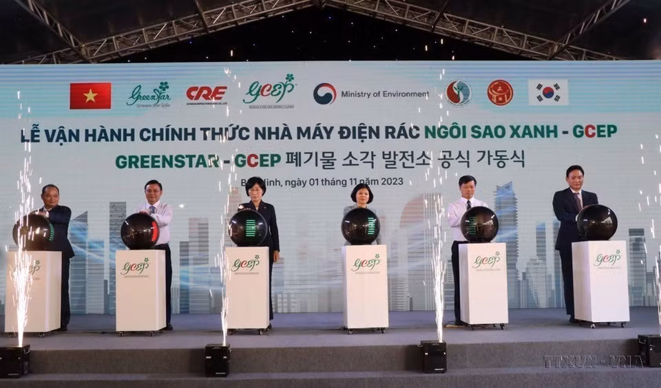 Nghi thức vận hành nhà máy xử lý chất thải rắn sinh hoạt, chất thải công nghiệp phát điện (Nhà máy điện rác Ngôi Sao Xanh) tại tỉnh Bắc Ninh. Đây là dự án góp phần thúc đẩy hợp tác chiến lược toàn diện giữa Việt Nam-Hàn Quốc. (Ảnh: Thái Hùng/TTXVN)