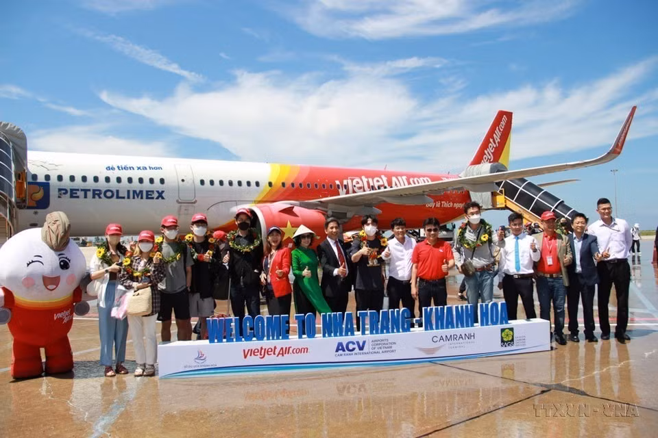 Những khách du lịch đầu tiên trên chuyến bay VJ837 cất cánh từ Hàn Quốc đến Cam Ranh, Khánh Hòa. Đây là chuyến bay thẳng đầu tiên từ Hàn Quốc đến Khánh Hòa sau 2 năm bị tạm ngừng do ảnh hưởng bởi dịch COVID-19 (20/5/2022). (Ảnh: Phan Sáu/TTXVN)