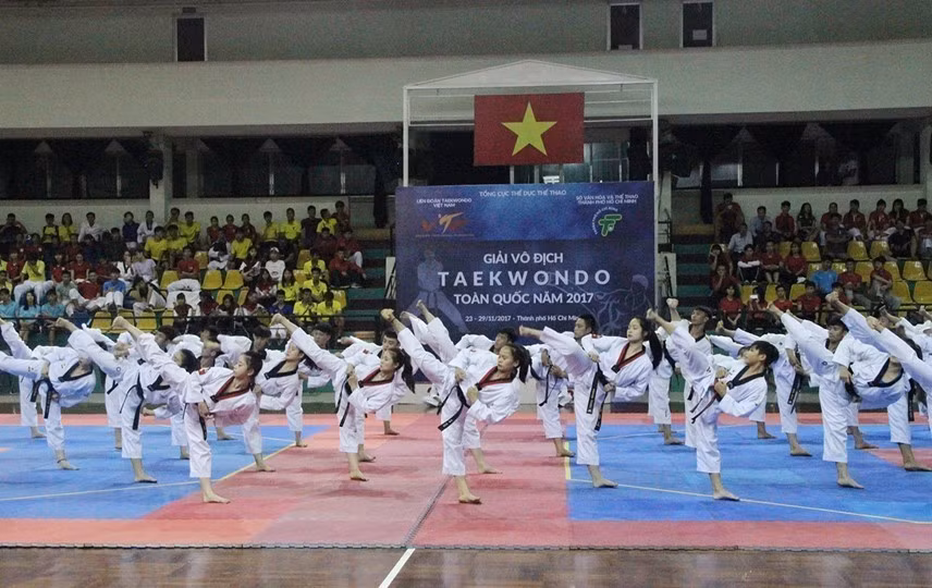 Taekwondo - môn võ xuất xứ từ Xứ sở Kim chi đã phát triển mạnh mẽ ở Việt Nam hàng chục năm qua. Tháng 10/2020, Chính phủ Hàn Quốc thông qua Trung tâm Văn hóa Hàn Quốc tại Việt Nam cam kết hỗ trợ toàn diện để phát triển hơn nữa môn võ này tại Việt Nam, trước mắt trong giai đoạn 2020-2023. (Ảnh: Xuân Dự/TTXVN)