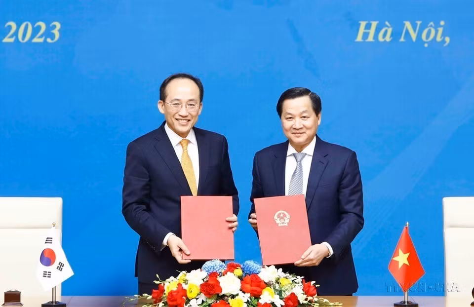 Phó Thủ tướng Lê Minh Khái và Phó Thủ tướng Hàn Quốc Choo Kyung-ho ký Biên bản cuộc họp Đối thoại về hợp tác kinh tế cấp Phó Thủ tướng Việt Nam-Hàn Quốc lần thứ 2 (Hà Nội, 10/3/2023). (Ảnh: An Đăng/TTXVN)