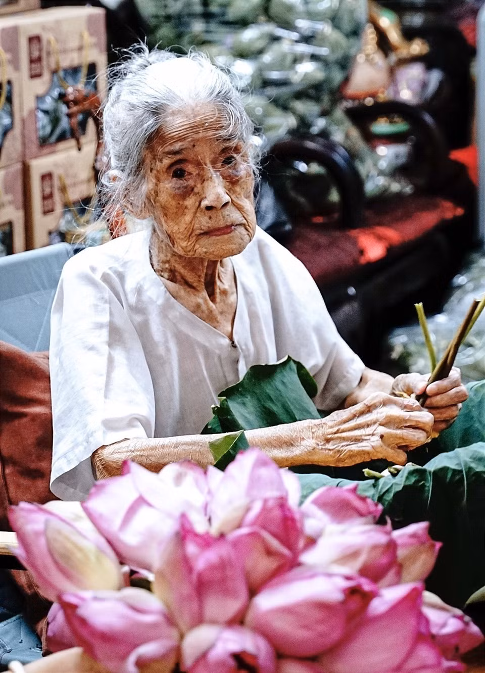 Cụ Nguyễn Thị Dần, nghệ nhân trăm tuổi ướp trà sen ở Quảng Bá, Tây Hồ, Hà Nội. (Ảnh: Khánh Hòa/TTXVN)