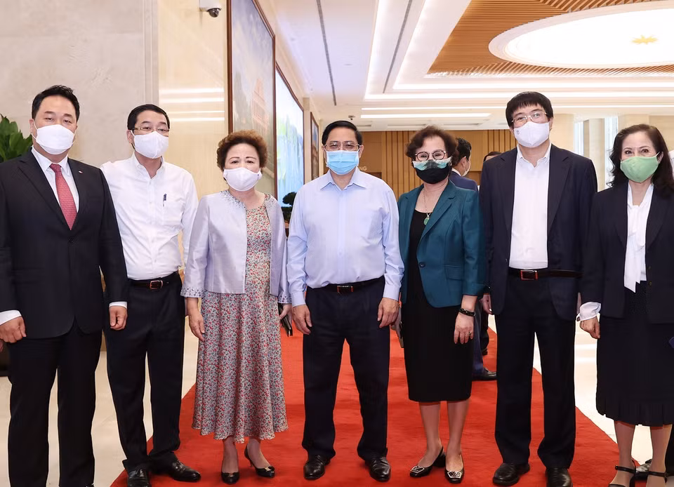 Thủ tướng Phạm Minh Chính với các đại biểu. (Ảnh: Dương Giang/TTXVN)