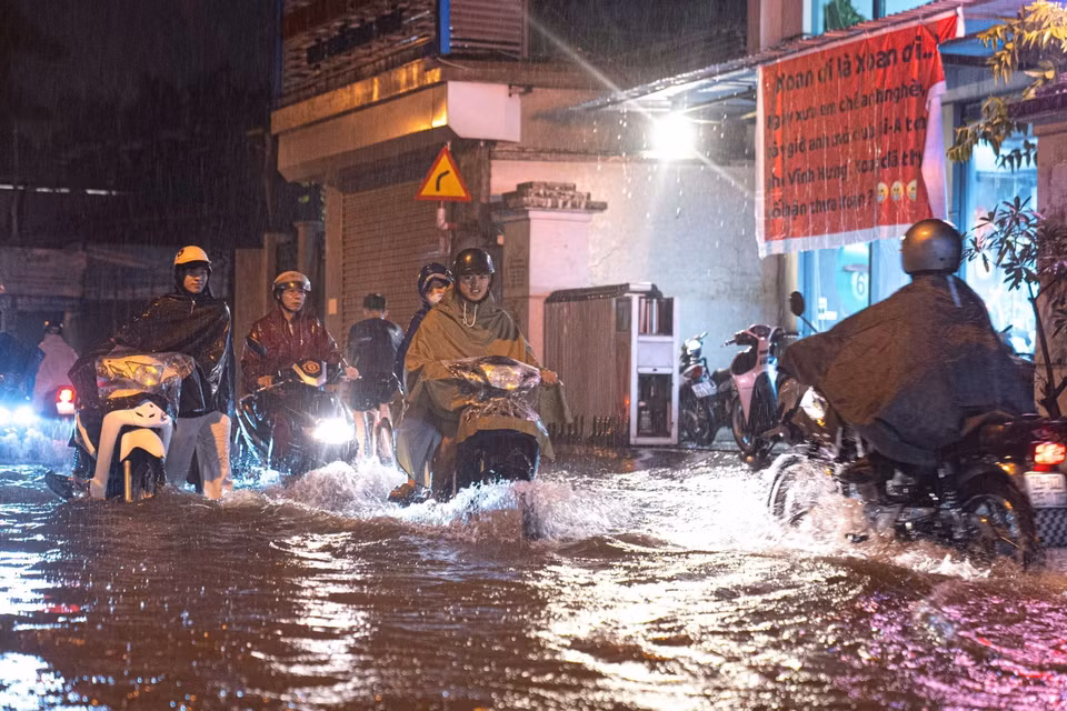 Một tuyến phố tại quận Hoàng Mai ngập sâu trong nước. (Ảnh: Phạm Tuấn Anh/TTXVN)
