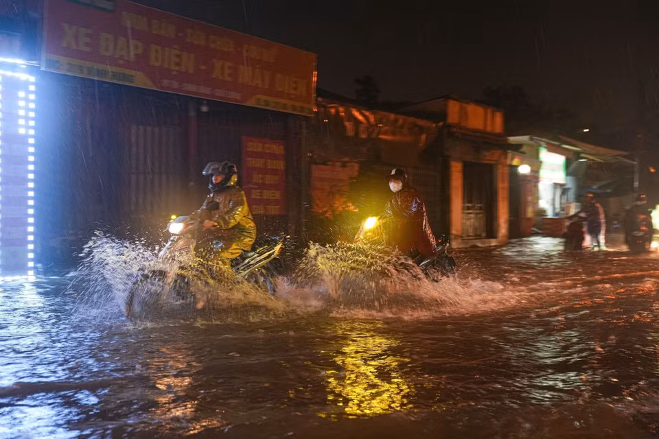 Mưa kéo dài nhiều giờ đồng hồ khiến nhiều tuyến phố ngập sâu trong nước. (Ảnh: Phạm Tuấn Anh/TTXVN)