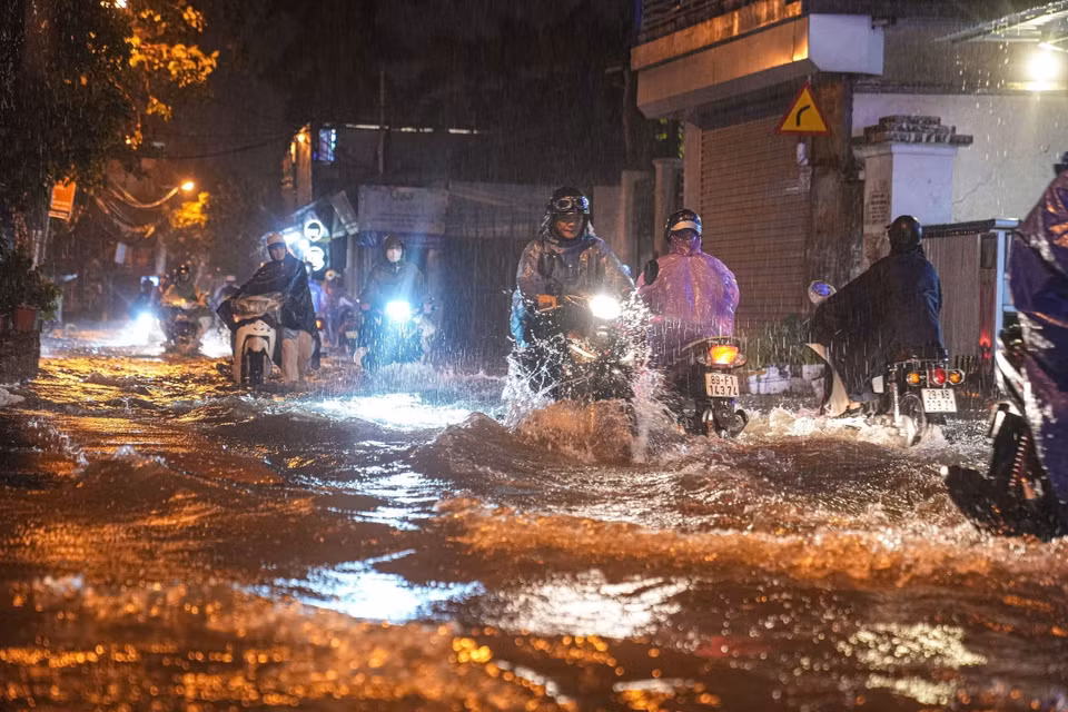 Mưa kéo dài nhiều giờ đồng hồ khiến nhiều tuyến phố ngập sâu trong nước. (Ảnh: Phạm Tuấn Anh/TTXVN)