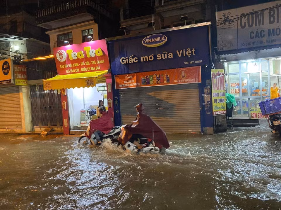 Tuyến phố Mỹ Đình (quận Nam Từ Liêm) ngập trong nước mưa. (Ảnh: TTXVN)